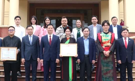 Chủ tịch tỉnh Bắc Ninh (thứ 4 bên trái) khen thưởng Hòa Minzy.