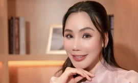 Cận nhan sắc Hồ Quỳnh Hương