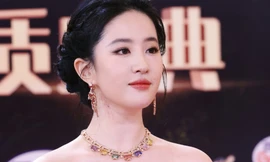 Lưu Diệc Phi đẹp tới mức nhân viên phải thốt lên kinh ngạc