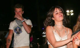 Shawn Mendes và Camila Cabello hôn nhau sau hơn một năm chia tay