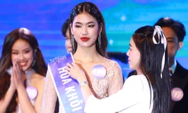 Người đẹp cao 1,8 m đăng quang Hoa khôi Ngoại thương