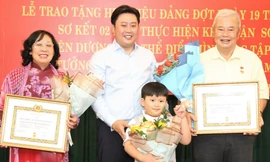 Đôi vợ chồng cùng nhận Huy hiệu 40 năm tuổi Đảng dịp sinh nhật Bác