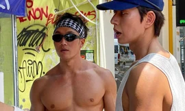 Nhóm tài tử Hàn Quốc cởi trần trên đường phố Nha Trang, khoe cơ bắp cuồn cuộn
