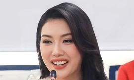 Á hậu Thúy Vân cùng cụ già 104 tuổi là đại sứ Ngày sách và Văn hóa đọc