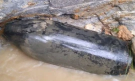 Mưa lũ ở Nghệ An xói mòn đất, lộ ra quả bom 200 kg