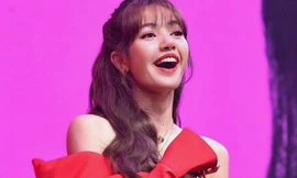 Lisa (BlackPink) diện đầm khoe eo của NTK Công Trí