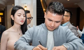 Sắc vóc gợi cảm của hot girl sắp làm vợ Quang Hải