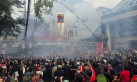 Nghi thức đốt đầu pháo hội Tả Phủ. Ảnh: Duy Chiến.