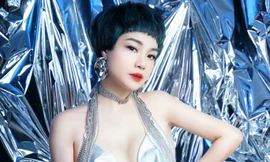 Ca sĩ Ngọc Khuê chơi tất tay