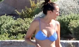 Thần Sấm thân thiết với gái lạ trong tiệc bikini