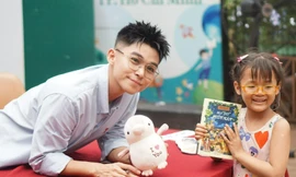 Có gì ở cuốn sách bán hết 5.000 bản trong một ngày của ca sĩ Jun Phạm