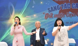 Choáng ngợp khi viết 'Đất nước trọn niềm vui'