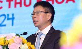 Nhà báo Phùng Công Sưởng nói với 95 thủ khoa: 'Nghèo khổ không phải là rào cản mà là vốn liếng'