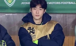 Tiền đạo tuyển Hàn Quốc phải tắt điện thoại vì bức ảnh ngồi ghế dự bị gây sốt