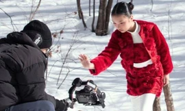 Người mẫu Việt vùi mình dưới tuyết trắng để chụp ảnh