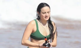 Pete Davidson hôn tình mới trên bãi biển