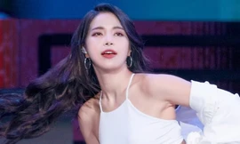 Nữ ca sĩ có khuôn mặt ngây thơ, thân hình cơ bắp