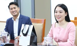 Phillip Nguyễn và Linh Rin dời lễ cưới, tặng 1,5 tỷ đồng cho công nhân mất việc