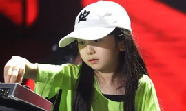 Cô bé 8 tuổi chơi DJ 