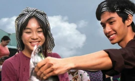 Xem đầu bếp nổi tiếng Nhật Bản chế biến đặc sản cá thát lát Hậu Giang