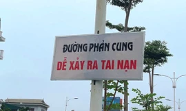 Tháo dỡ biển cảnh báo tai nạn trái phép trên cầu Vĩnh Tuy (Hà Nội)
