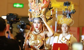 Màn rước vương miện hoành tráng ở họp báo Hoa hậu Việt Nam 2022