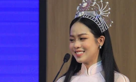 Bạn bè vây quanh khi Hoa hậu Huỳnh Thị Thanh Thủy trở về trường