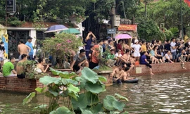 Hàng chục thanh niên trai tráng lao xuống ao bắt vịt ở Lễ hội làng Triều Khúc