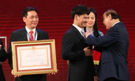 Chủ tịch nước trao huân chương cho NSƯT Xuân Bắc và Nhà hát Kịch Việt Nam