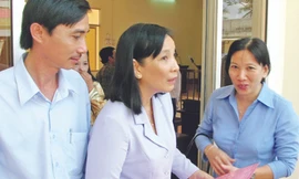 'Bên những phụ nữ lúc khốn đốn'