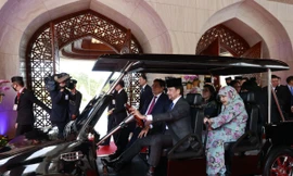 Quốc vương Brunei lái xe điện đưa Thủ tướng và Phu nhân trong hoàng cung
