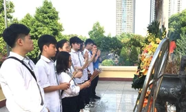 Đảng viên trẻ trường chuyên Hà Nội - Amsterdam dâng hương tưởng niệm các Anh hùng Liệt sĩ