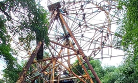 Tháo dỡ 'vòng quay mặt trời' gỉ sét tại Công viên Tuổi trẻ