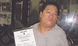 Anh Thắng và bằng Microsoft có chữ ký của ông Bill Gates