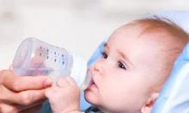 Mẹ đã biết cách cho bé uống nước hợp lý?