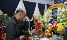 Đại diện các ban ngành thắp hương viếng Thiếu tướng Y Blốk Êban.