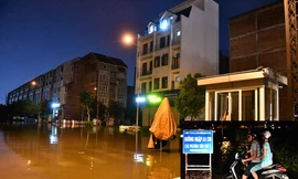 Người dân khu đô thị tìm đường về nhà trong biển nước