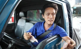 Tài xế dùng tiền ướt, mệnh giá 500đ qua trạm BOT Cần Thơ - Phụng Hiệp.