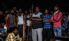 Dân làng Vihirgaon sau một đợt vây bắt bất thành thủ phạm được cho là vồ chết 13 người.