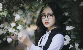 Nữ sinh đeo kính cận 'hút hồn' người đối diện