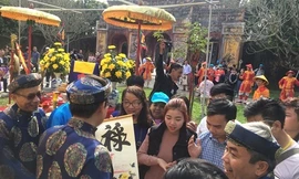 Người dân chen nhau xin chữ sau lễ hạ nêu ở Huế