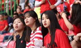 CĐV nữ xinh đẹp của Hàn Quốc hết mình cổ vũ Son Heung-min