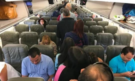 Cảnh hành khách đang lên một chuyến bay. Ảnh minh họa: AP.