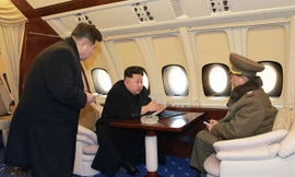 Ông Kim Jong Un ngồi trên chuyên cơ cùng một tướng lĩnh. Ảnh được hãng thông tấn trung ương Triều Tiên (KCNA) công bố ngày 15/2/2015. Ảnh: KCNA.