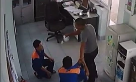 Hưng liên tục dùng cốc thủy tinh, ấm trà đập vào đầu hai nhân viên bán xăng. Ảnh: Cắt từ Clip.