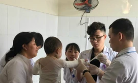 Bác sĩ thay băng cho bệnh nhi. Ảnh: Bệnh viện cung cấp.