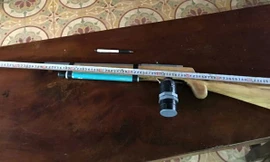 Cơ quan Công an thu giữ khẩu súng Tú tự chế bắn hỏng mắt chủ trang trại Lâm. Ảnh: CA.