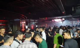 Khoảng 200 thanh niên có mặt tại quán bar. Ảnh: Lê Trai.