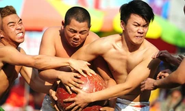 Trai làng Hà Nội mình trần 'cướp' cầu 18 kg