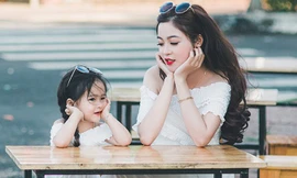 Mùa xuân ấm áp của hai mẹ con xinh đẹp, đáng yêu